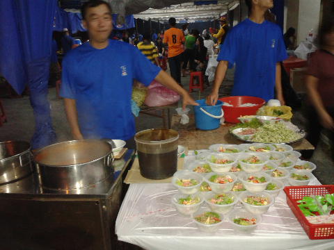 Which Malaysian can resist free food? Good business for the hawker, too.