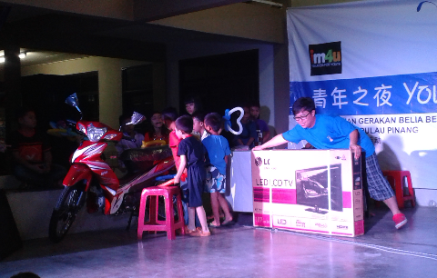 Getting the kids excited: Wah, free motorbike, and big TV also, from the blue-shirts.